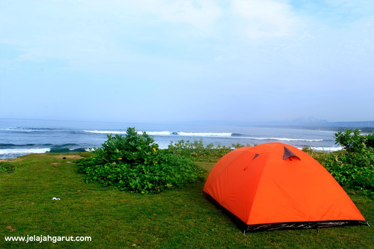 Berkemah : Salah satu kegiatan favorit di Pantai Karang Papak. Camping di Garut. Foto Dokumentasi Jelajah Garut.