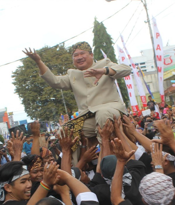 Bupati Garut, Rudy Gunawan, diboyong oleh para pemain Surak Ibra