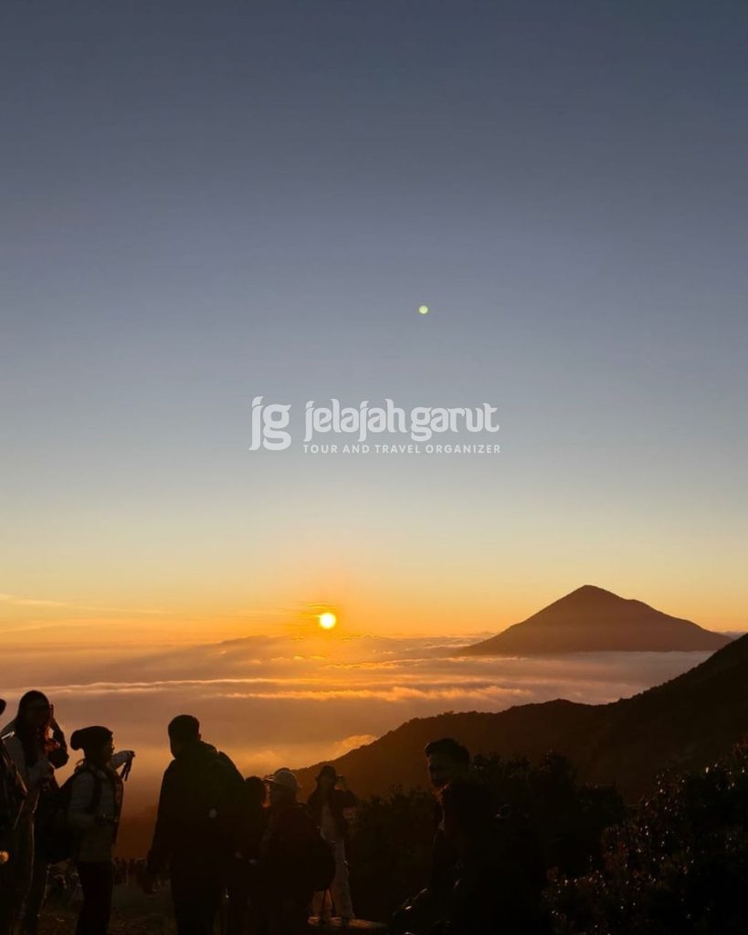 sunrise-gunung-papandayan-jelajah-garut